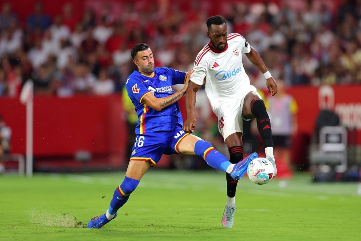 Борьба за мяч в матче Хетафе - Севилья 