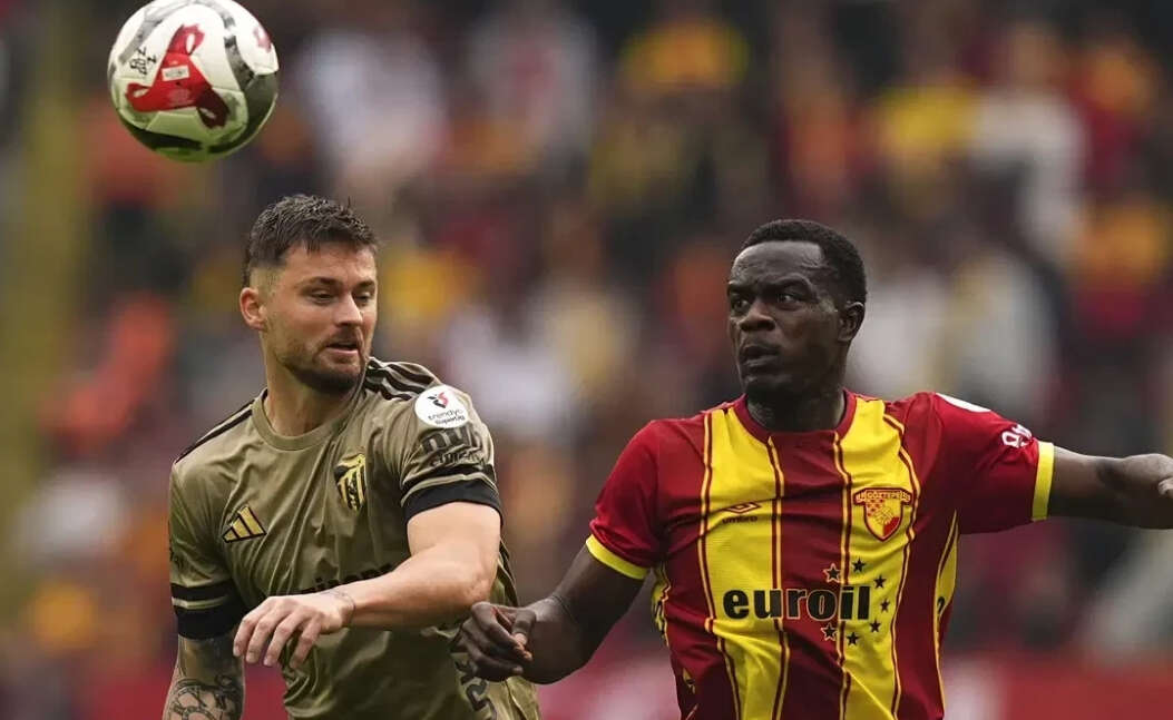 Футболист Гезтепе пытается отобрать мяч у соперника