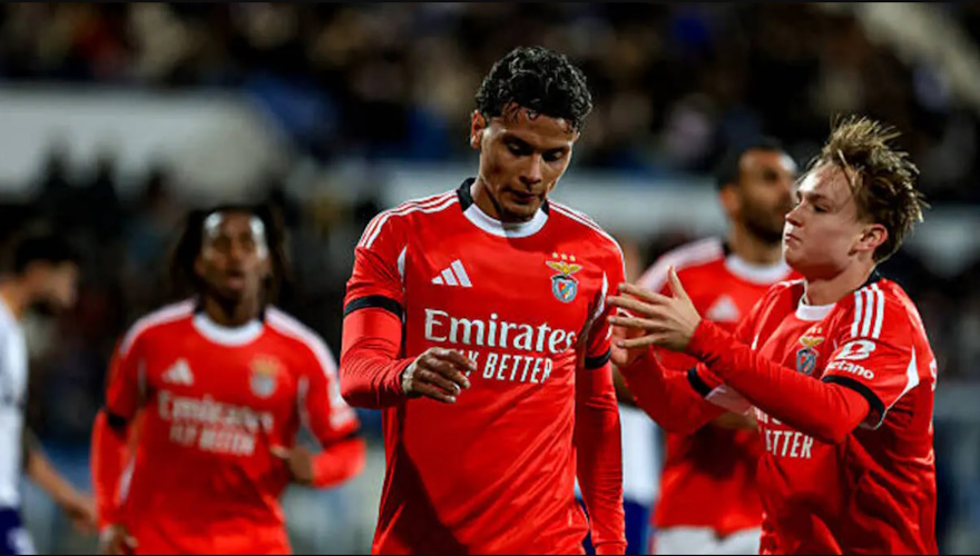 Игроки Бенфики подбадривает своего одноклубника 