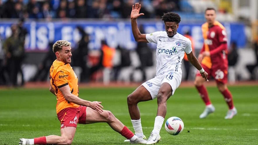 Борьба за мяч в матче Касымпаша - Галатасарай