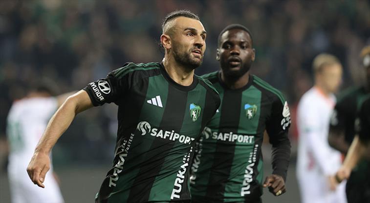 Игроки Коджаэлиспора празднуют забитый гол