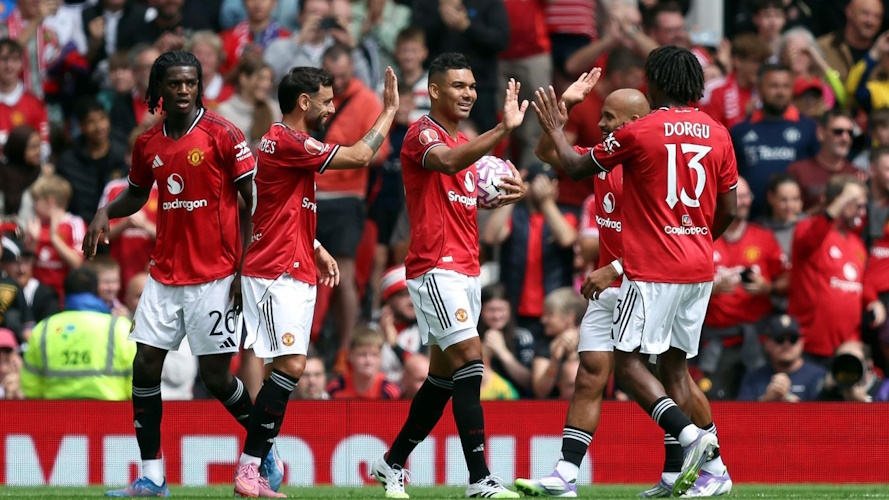 Игроки МЮ празднуют забитый гол