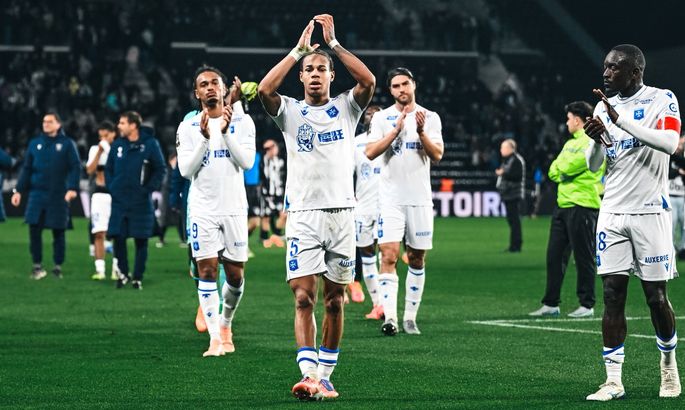 Игроки Осера благодарят болельщиков ха поддержку