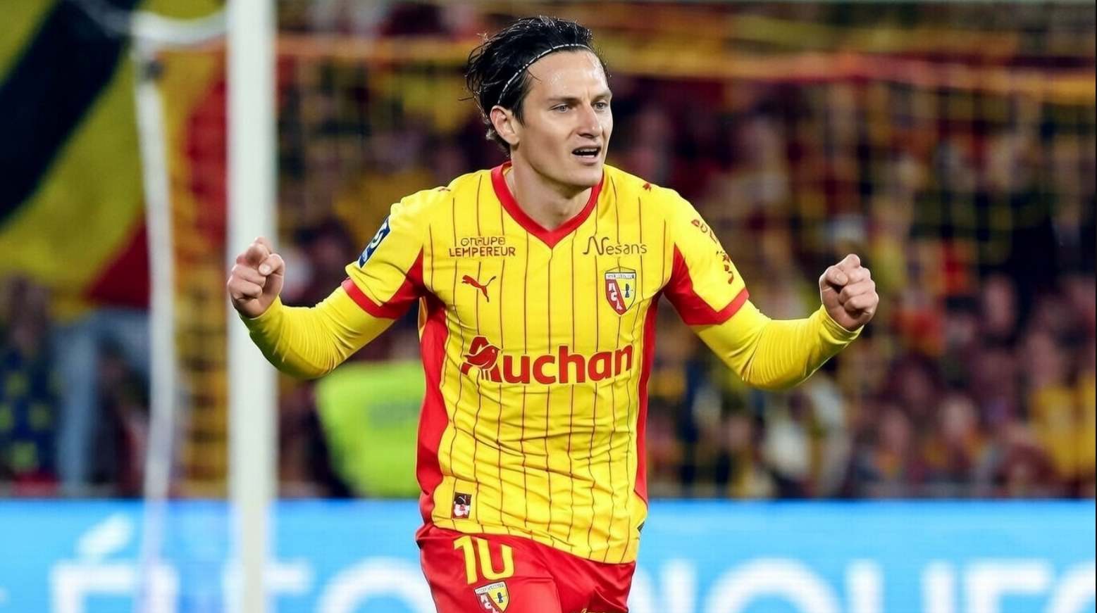 Игрок Ланса празднует гол