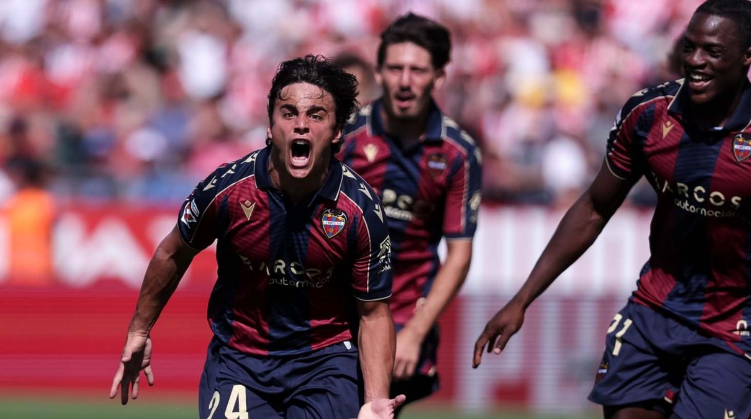 Игроки Леванте празднуют гол