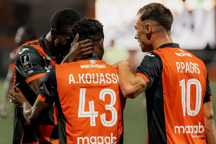 Игроки Лорьяна празднуют забитый гол