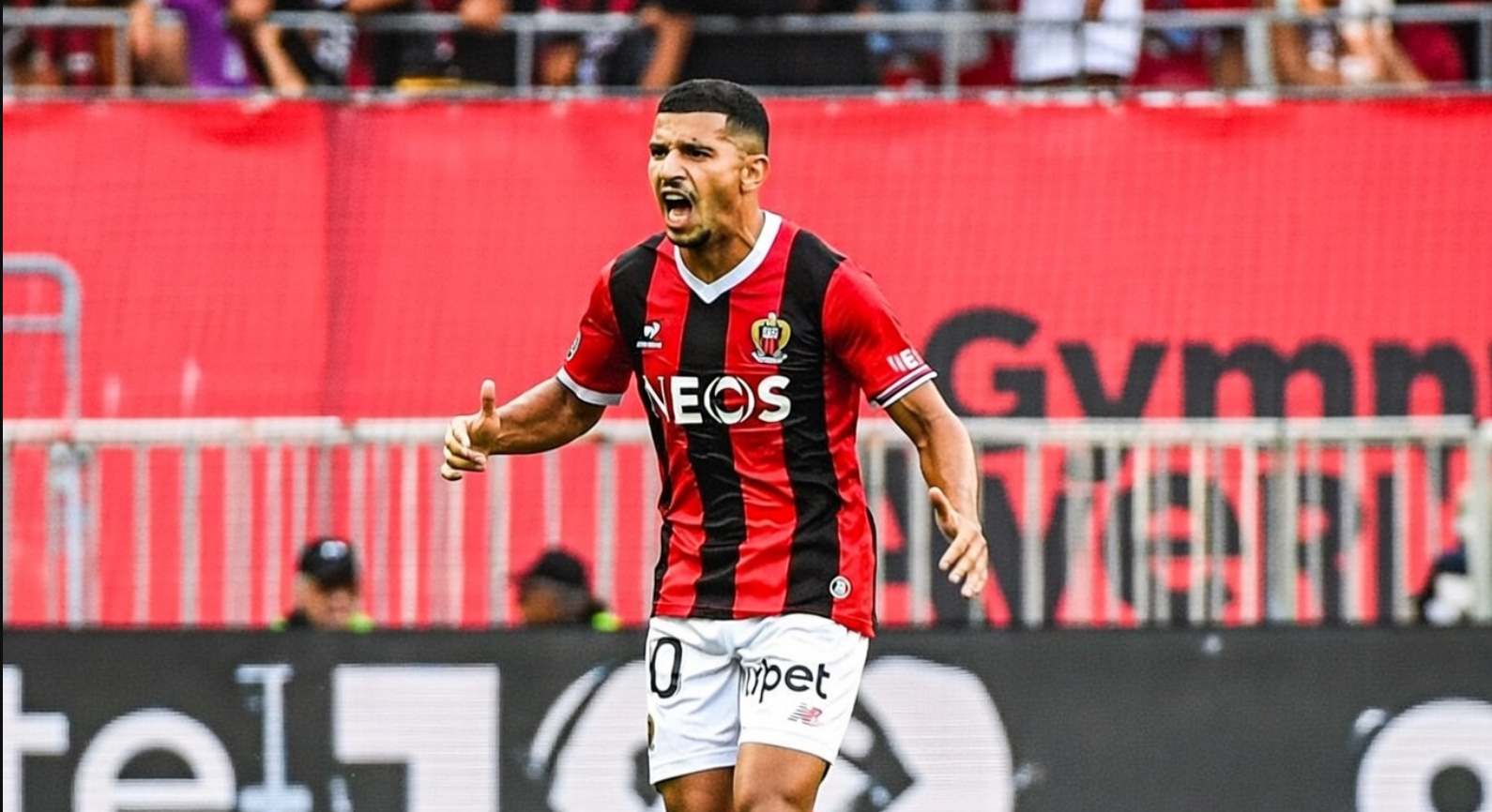 Игрок Ниццы празднует гол