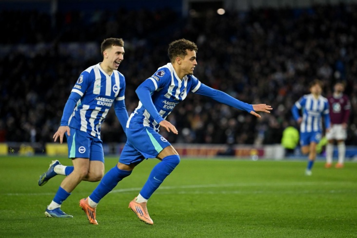 Игроки Брайтона празднуют забитый гол