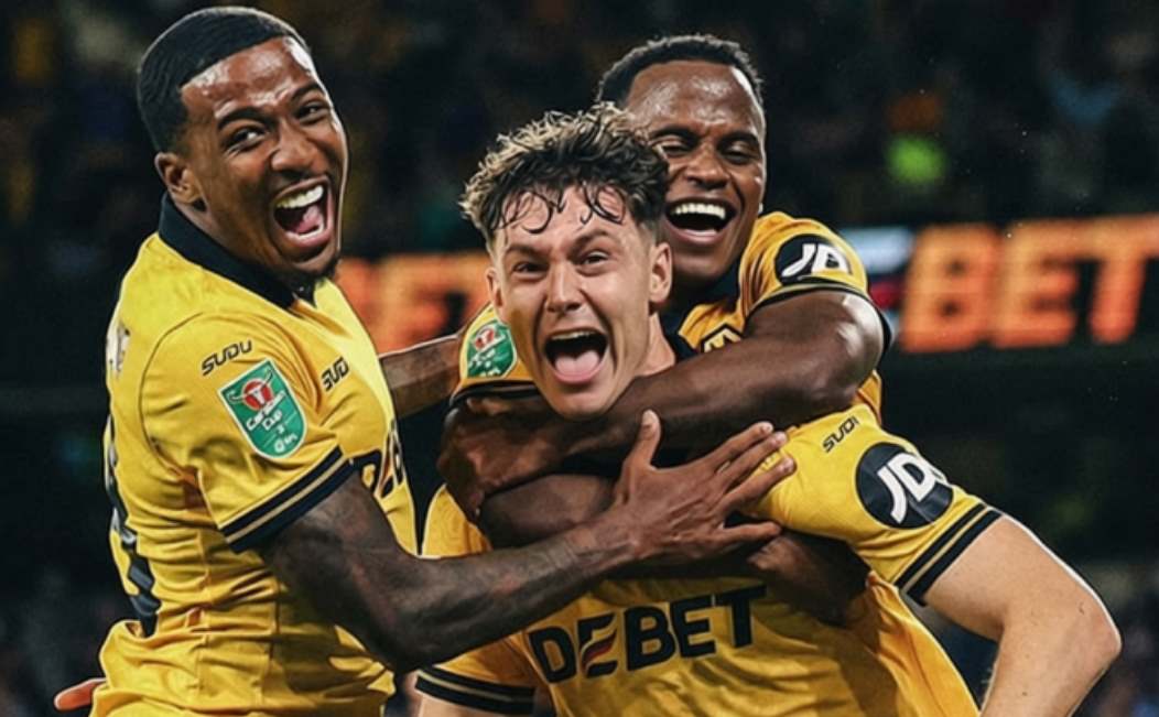 Игроки Вулверхэмптона празднуют гол