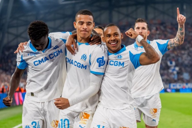 Игроки Марселя празднуют гол Гринвуда