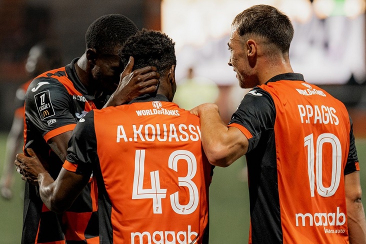 Игроки Лорьяна празднуют гол