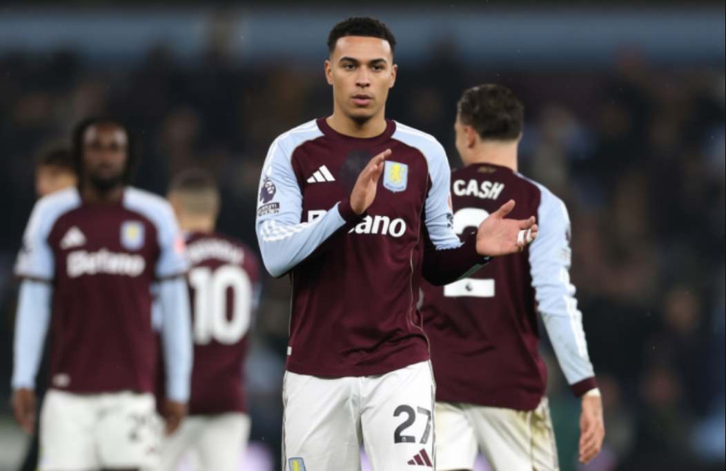 Игроки Астон Виллы благодарят болельщиков за поддержку 