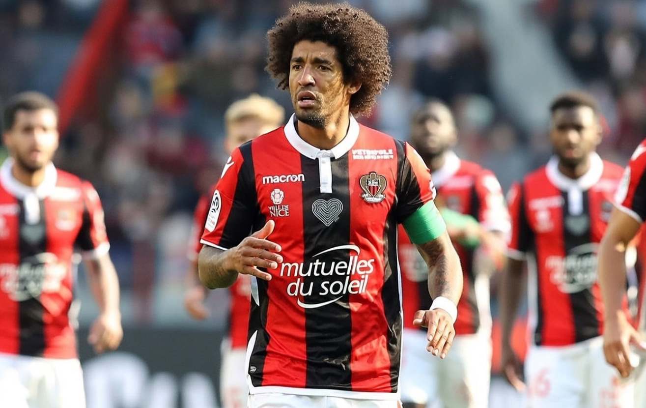 Игроки Ниццы празднуют гол