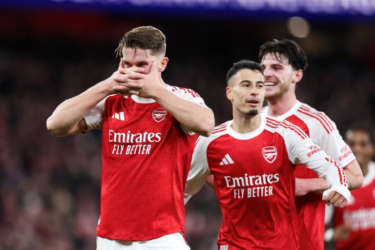 Игроки Арсенала празднуют забитый гол Дьекереша