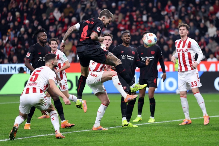 Матч между Байером и Кельном в Бундеслиге 