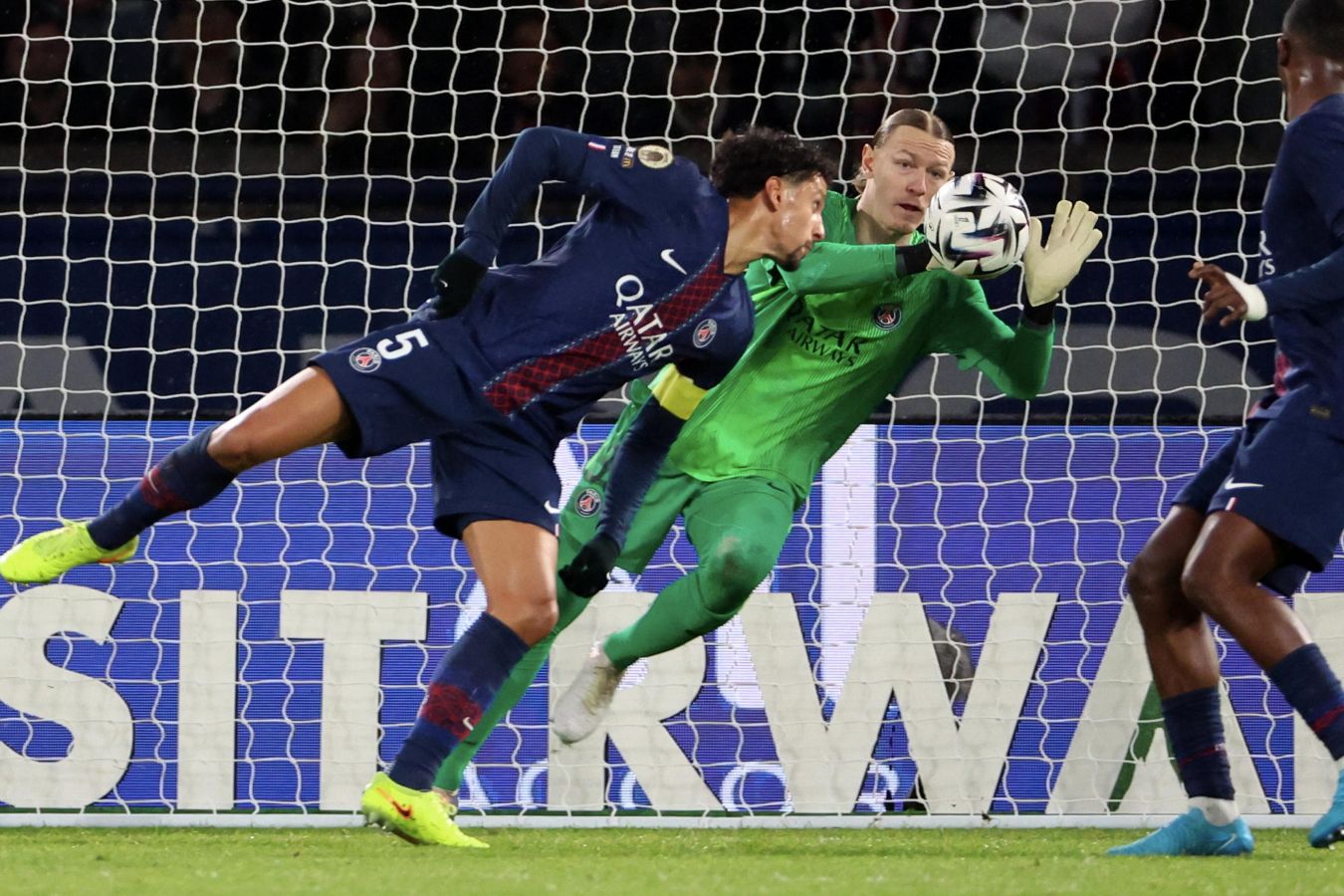 Вратарь ПСЖ отбивает мяч