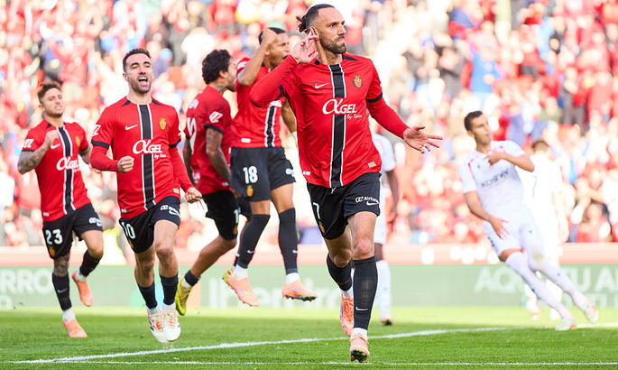 Игроки Мальорки празднуют забитый гол