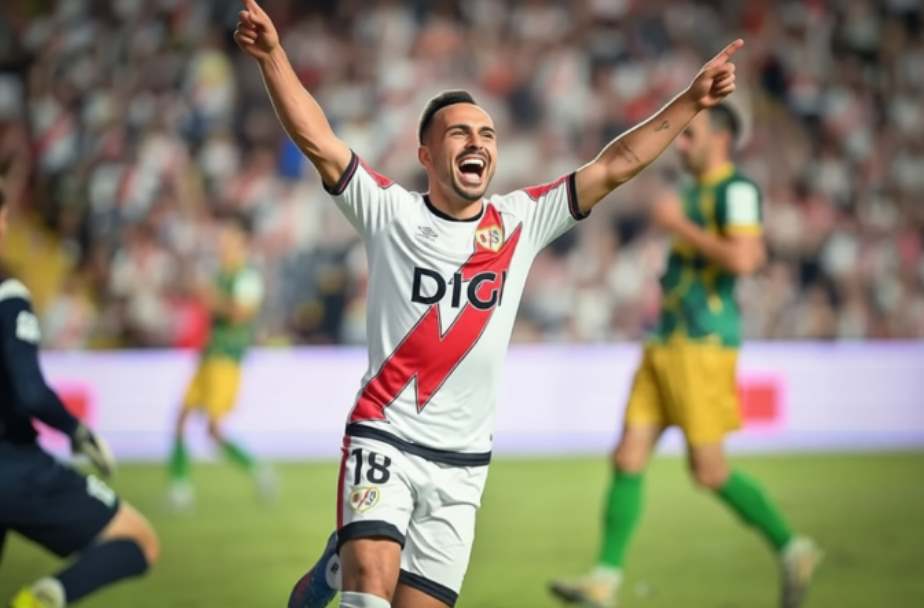 Игрок Райо Вальекано празднует гол