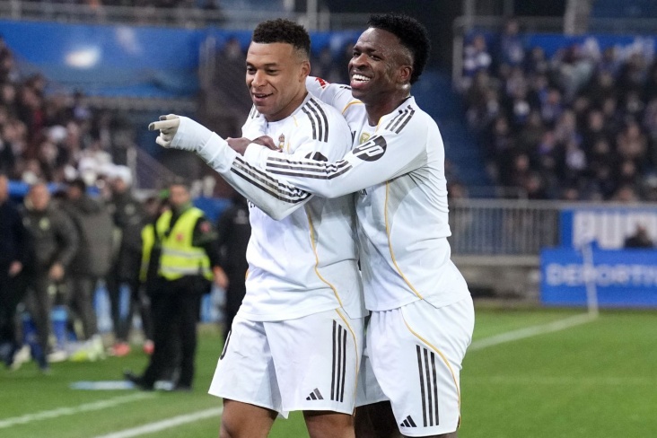 Мбаппе и Винисиус празднуют гол