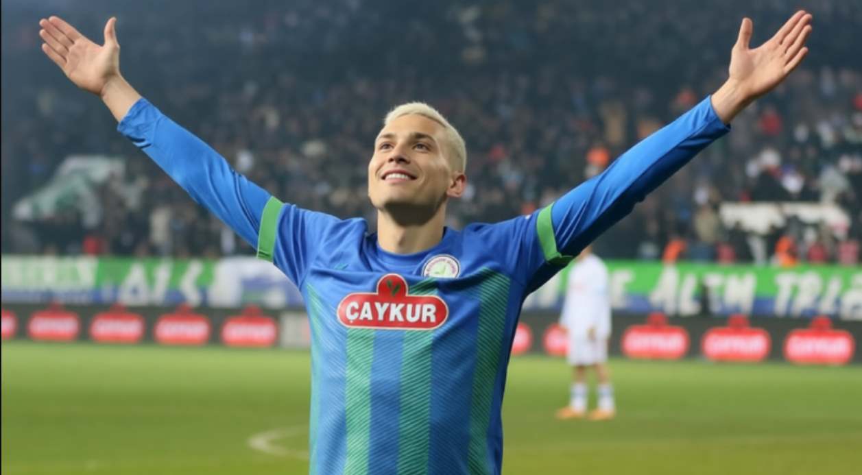 Игрок Ризеспора празднует гол