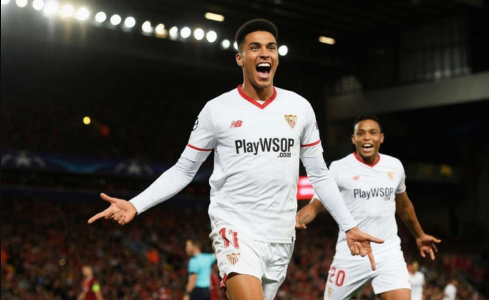 Игроки Севильи празднуют гол