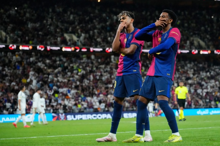 Игроки Барсы празднуют гол