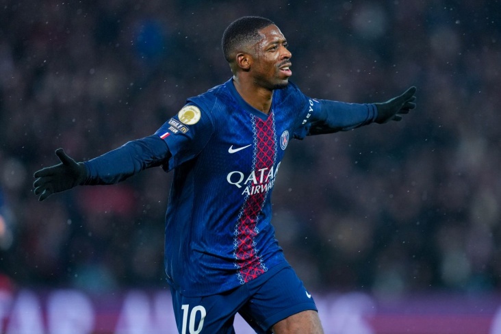 Дембеле празднует забитый гол 