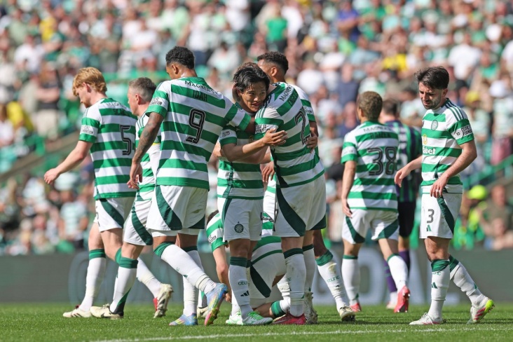 Игроки Спортинга празднуют свой гол