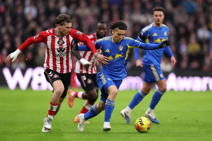 Борьба за мяч в матче Сандерленд - Лидс