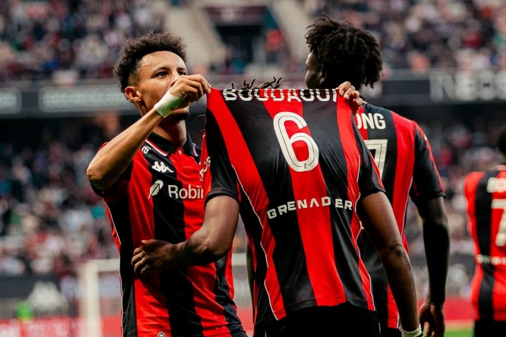 Игроки Ниццы празднуют забитый гол