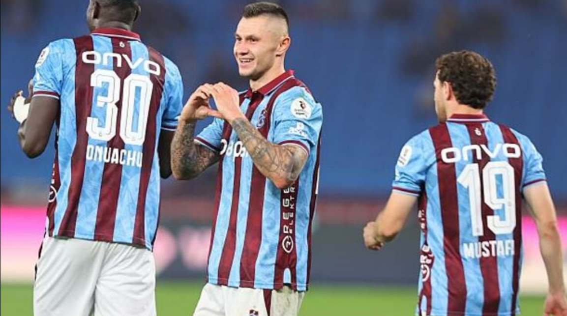 Игроки Трабзонспора празднуют гол