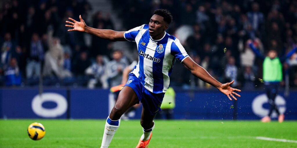 Игрок Порту празднует гол