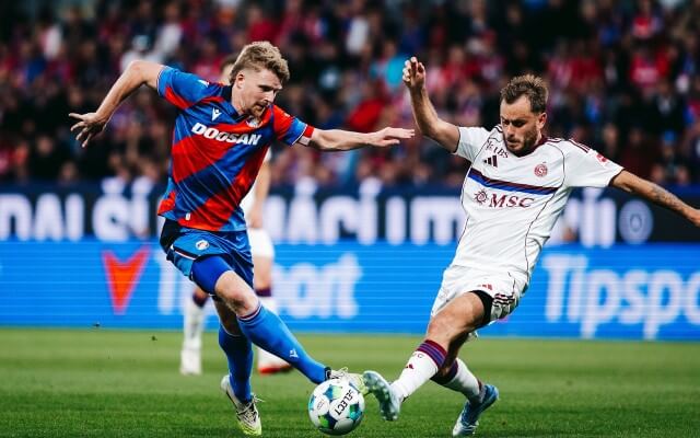 Борьба за мяч в матче Виктория Пльзень - Серветт