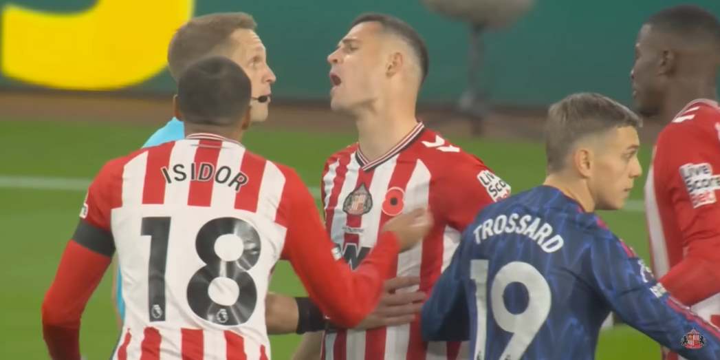 Игрок Сандерленда переговаривается с судьей 