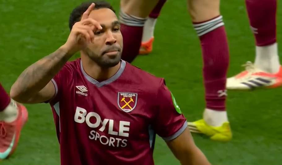 Игрок Вест Хэма празднует гол