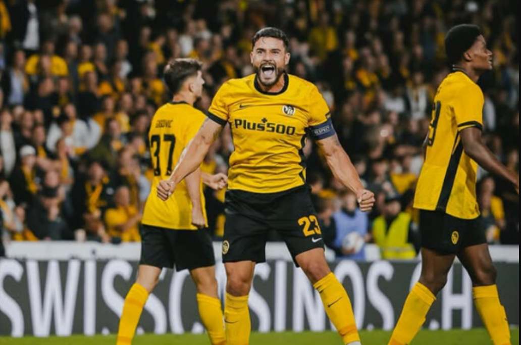 Игрок Янг Бойз празднует гол