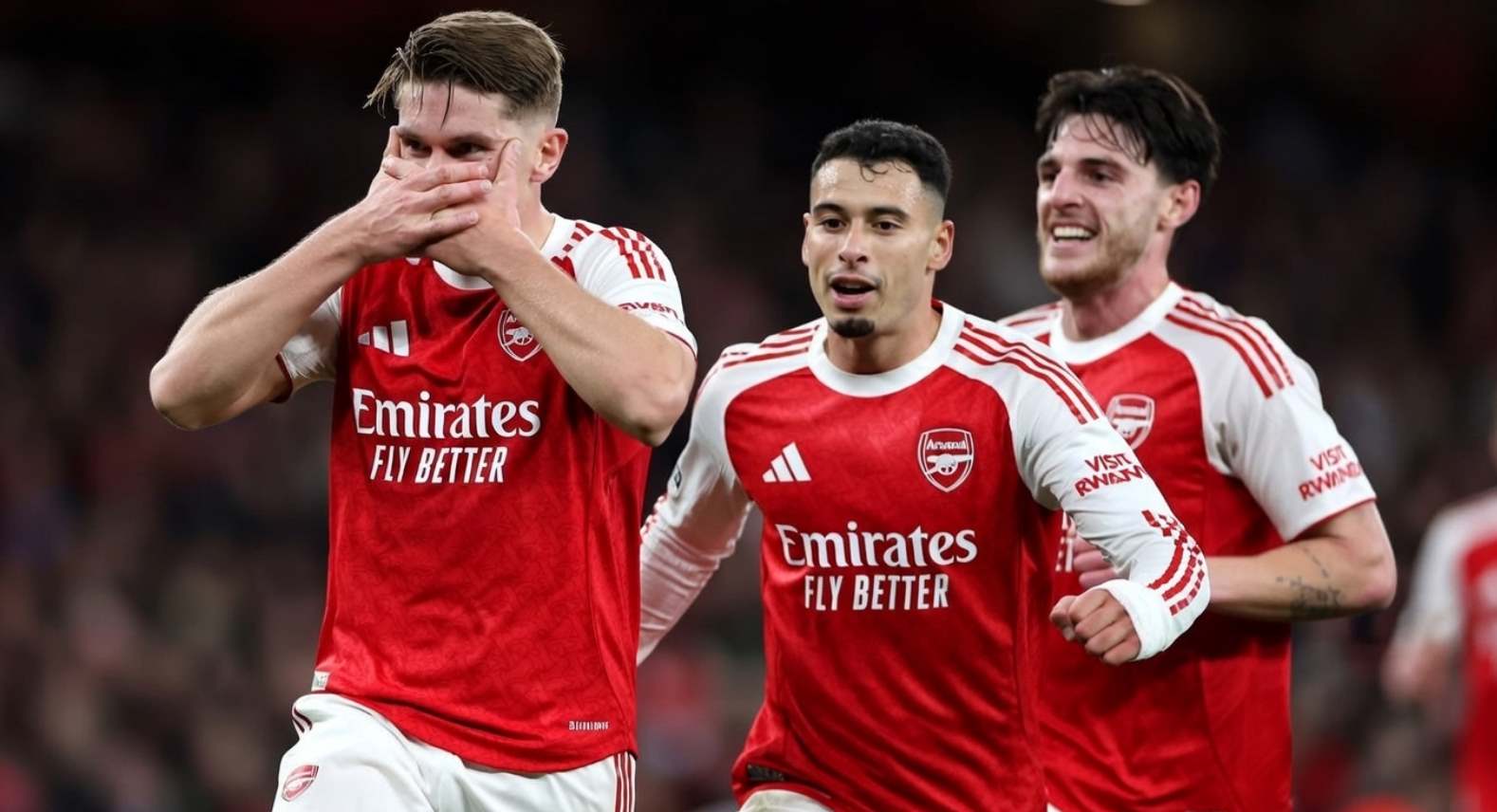 Игроки Арсенала празднуют гол