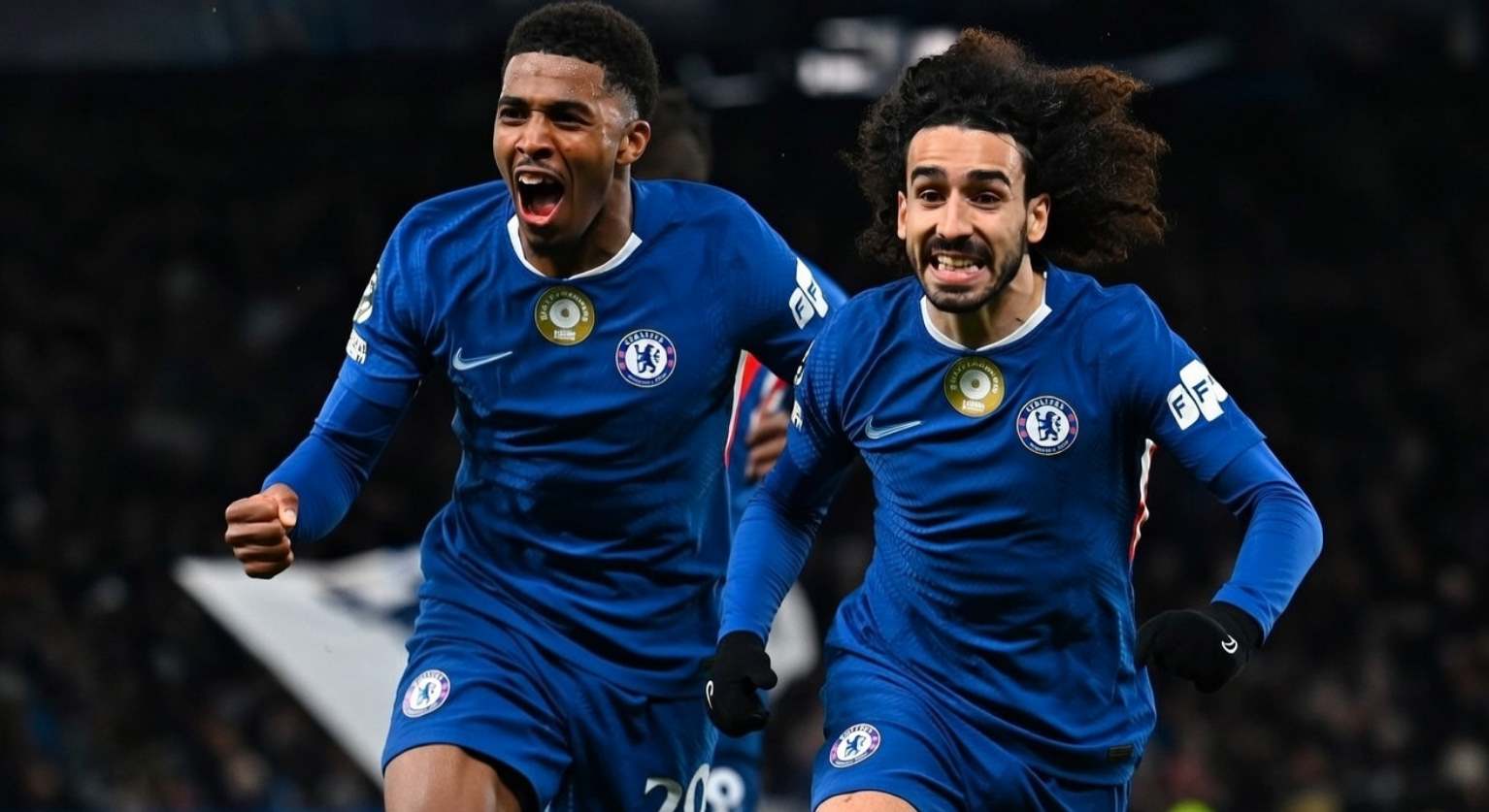 Игроки Челси празднуют гол