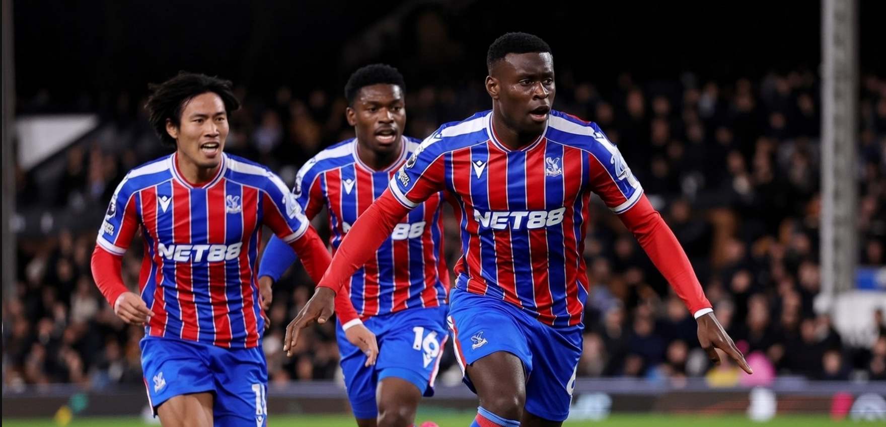 Игроки Кристал Пэлас празднуют гол