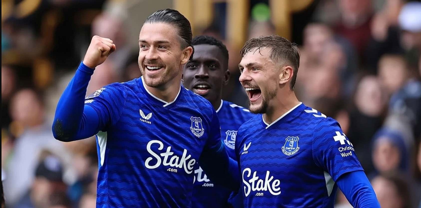 Игроки Эвертона празднуют гол