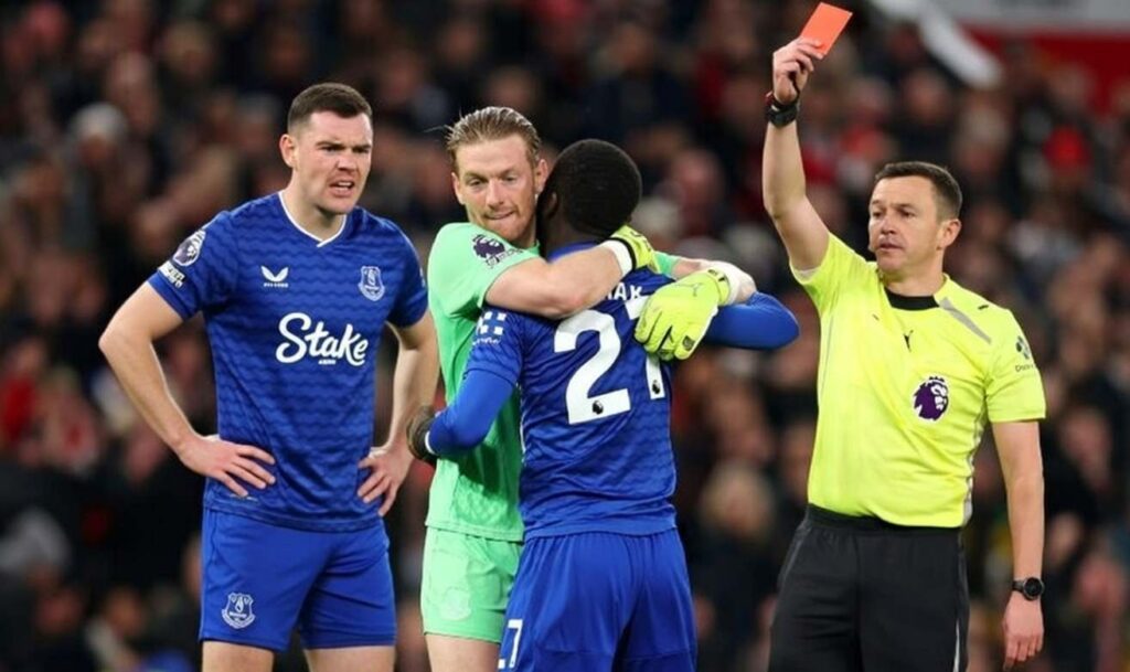 Игроку Эвертона показывают красную карточку