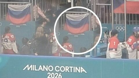 Олимпиада-2026: российский флаг на трибуне во время...