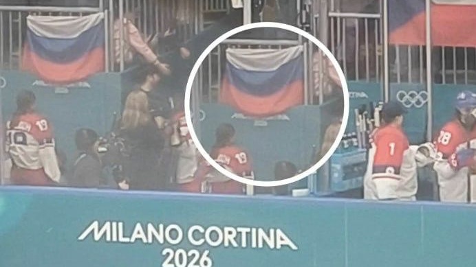 Олимпиада-2026: российский флаг на трибуне во время матча США — Чехия по хоккею