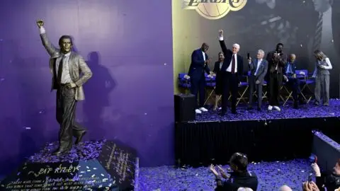 «Лейкерс» открыли статую Пэта Райли у...