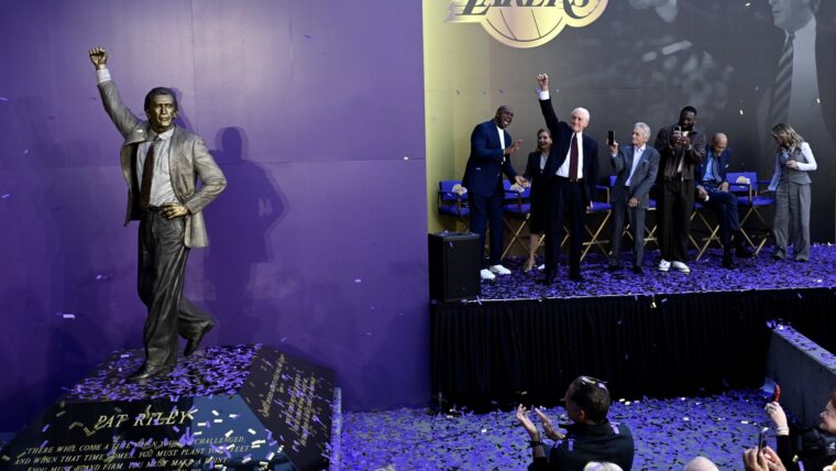 «Лейкерс» открыли статую Пэта Райли у «Крипто.ком-Арены»