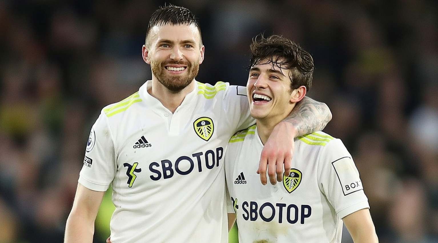 Игроки Лидса празднуют гол