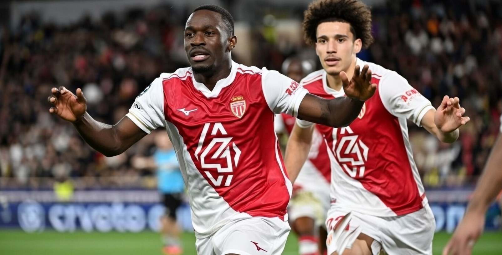 Игроки Монако празднуют гол