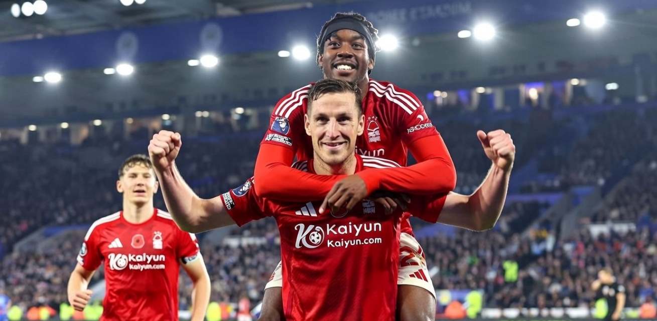 Игроки Ноттингем Форест празднуют гол