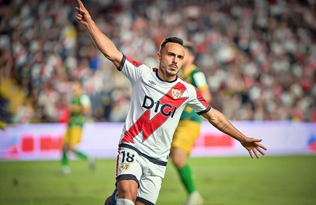 Игрок Райо Вальекано празднует гол