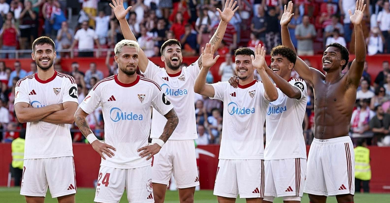 Игроки Севильи празднуют гол